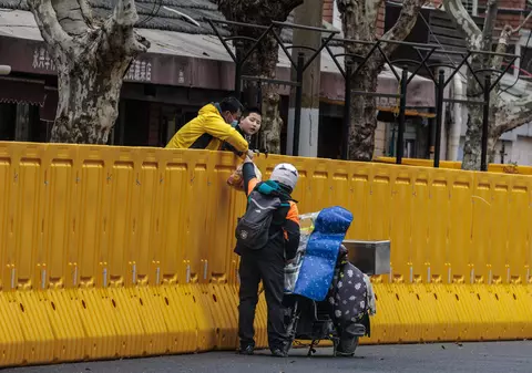 China acuză SUA că folosesc lockdown-ul extins din Shanghai „ca pe o armă”, după ce și-au retras personalul consular din orașul chinez