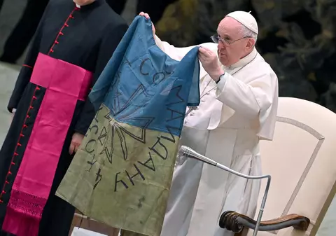 Papa Francisc, un nou apel la încetarea războiului, în timp ce ține în mâini un drapel ucrainean primit din Bucha: „Este din ce în ce mai îngrozitoare cruzimea”