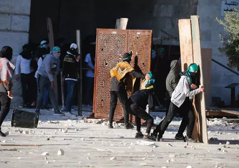 Cel puţin 152 de oameni au fost răniţi în ciocnirile dintre protestatarii palestinieni și poliția israeliană, la Esplanada Moscheilor, din Ierusalim