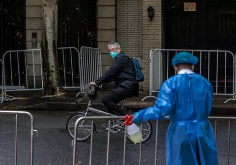 China încearcă să cenzureze imagini virale cu disperarea oamenilor din Shanghai, izolați cu forța
