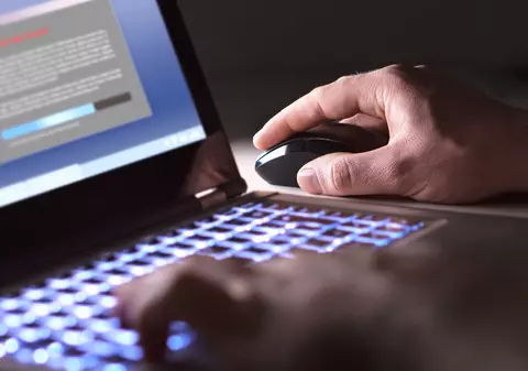 Un adolescent din Australia a creat un program de spionaj pe care l-a vândut prădătorilor sexuali din întreaga lume