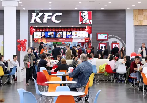 O femeie i-a strecurat un bilețel unui angajat de la KFC. Câteva ore mai târziu, iubitul femeii era arestat de polițiști