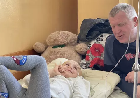 Un bunic ucrainean are grijă de nepoțelul de cinci ani, în spital: „Rușii mi-au ucis fiul, fiica și soția. Mi-a mai rămas Mișa”