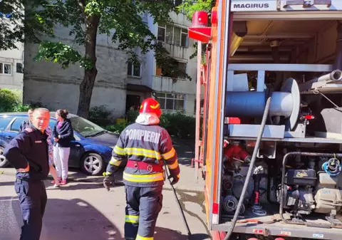 Explozie într-un apartament din Ploieşti, provocată de un scuter aflat la încărcat. Proprietarul a sărit pe geam