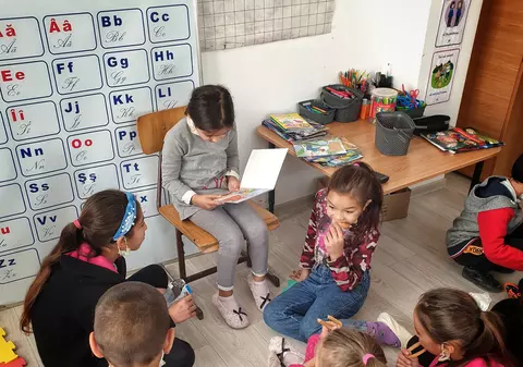 O învățătoare dintr-un sat din Iași i-a făcut pe elevii care lipseau cel mai mult să fie printre cei mai silitori. Ce metode a folosit