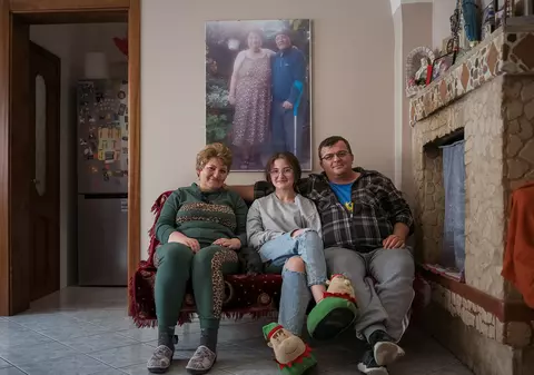 Suferințele unei familii plecate la muncă în Italia ca să-și poată opera copilul. „Dormeam în cameră cu ăi bătrâni și mâncam resturile. Într-o lună slăbisem 26 de kilograme. Eram piele și os”