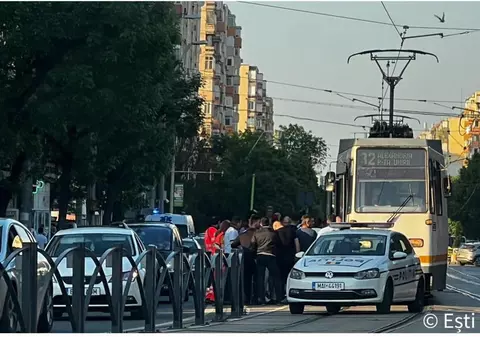 Femeie târâtă câțiva metri de un tramvai în București, după ce a încercat să urce cu un cărucior în care era un bebeluş