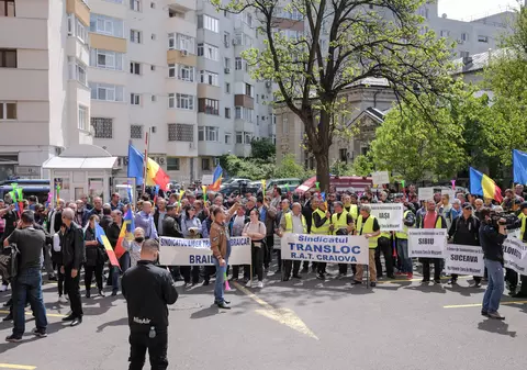 Protest STB, în București: „Ați distrus familiile noastre pentru interesele voastre”. George Simion, președintele AUR, prezent la miting