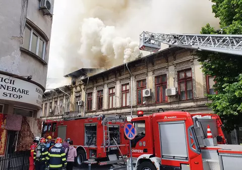 Incendiu puternic în centrul Bucureștiului, la o clădire de două etaje