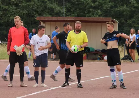 Un arbitru german de fotbal, vinovat că fluierat prea tare și a surzit un fotbalist. Ce daune trebuie să plătească