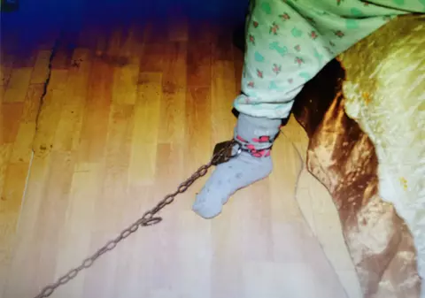 O fetiță de 10 ani, ținută legată cu lanțul în casă de bunica ei, la Dolj. Femeia a fost arestată la domiciliu