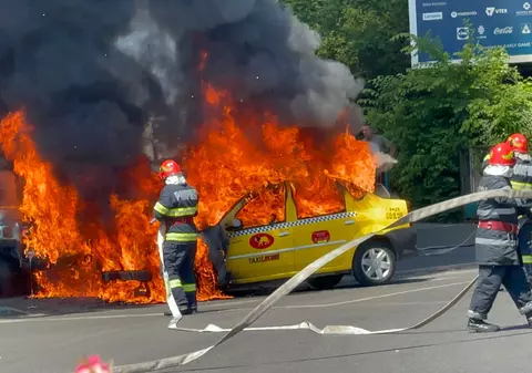 VIDEO. Momentul în care o mașină arde cu flăcări de câțiva metri în nordul Bucureștiului. Șoferul a oprit la timp