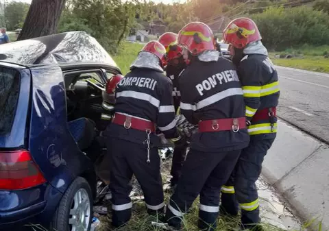 O persoană a murit și alta e în stare gravă la spital, după ce mașina în care se aflau s-a lovit violent de un copac în Hunedoara