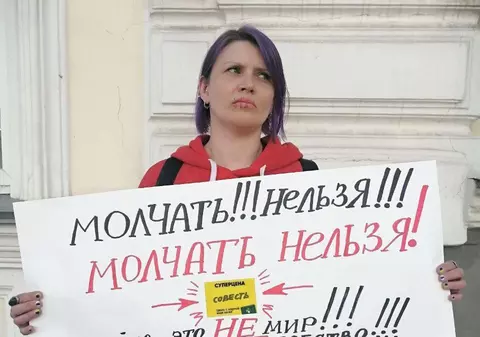 O activistă rusă şi-a cusut gura în semn de protest faţă de război. Ce a pățit pentru gestul ei