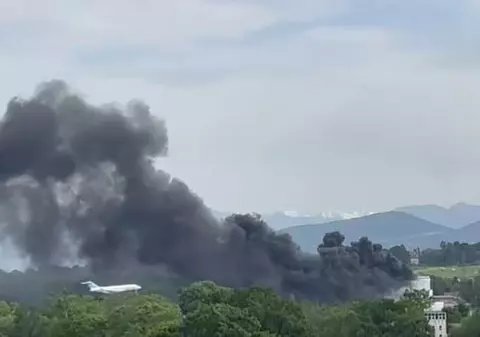 VIDEO | Incendiu puternic lângă aeroportul din Geneva. Traficul aerian a fost perturbat