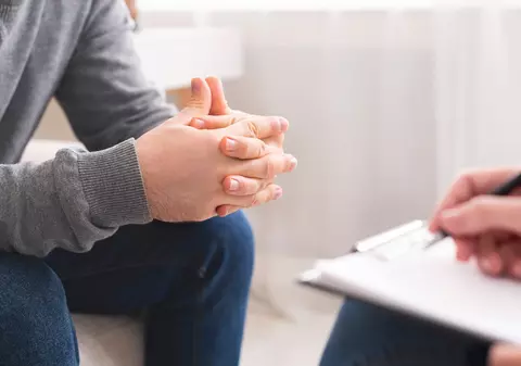 Un psiholog oferă consiliere pentru avertizorii de integritate. „Apar unele simptome specifice sindromului de stres posttraumatic”