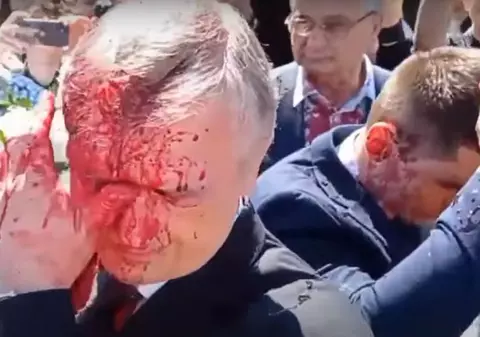 Ambasadorul rus la Varșovia, stropit cu vopsea roșie când depunea o coroană de flori în memoria soldaților sovietici. Reacția Moscovei