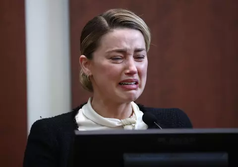 Amber Heard a izbucnit în lacrimi la procesul cu Johnny Depp. L-a acuzat de agresiune sexuală: „Am fost speriată”