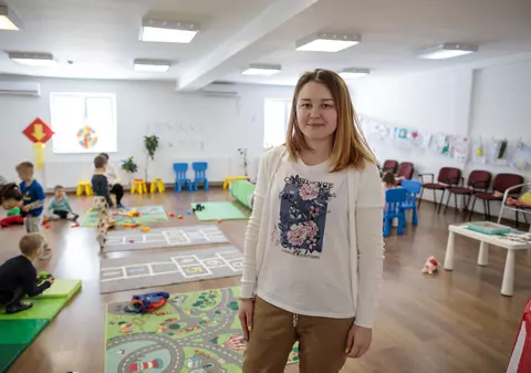 După ce copilul adoptat înainte de război i-a salvat familia, o educatoare din Ucraina își continuă la București visul de a schimba educația „rămasă de tip sovietic”