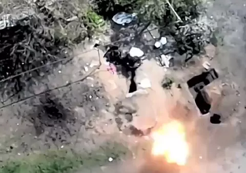 VIDEO | Primele filmări cu atacul dronelor „kamikaze” Switchblade asupra soldaților ruși care săpau tranșee lângă Harkov