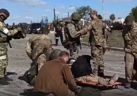 VIDEO | Imagini cu soldații din regimentul Azov care se predau rușilor, făcute publice la Moscova