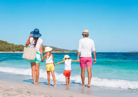 Creștere semnificativă a interesului românilor pentru vacanțe în străinătate. Care sunt cele mai populare destinații