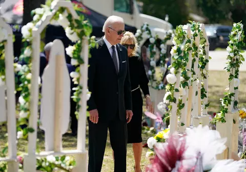 „Faceți ceva!”. Joe Biden, confruntat de un locuitor din Uvalde, în timpul vizitei în orașul încă sub șocul masacrului din școală