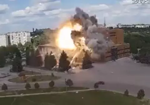 Casă de Cultură recent renovată din Harkov, bombardată de rachete rusești. Cel puțin 7 oameni, inclusiv un copil, răniți