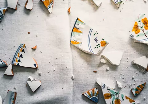 Cioburile aduc noroc? Ce înseamnă când spargi o farfurie