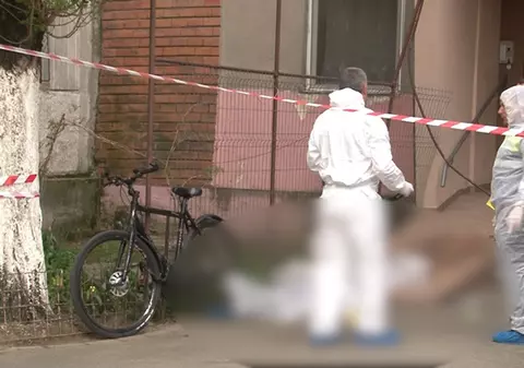 Un tânăr a fost găsit mort în apropierea unui complex studențesc din sectorul 6. Dosarul a fost preluat de cei de la Omoruri