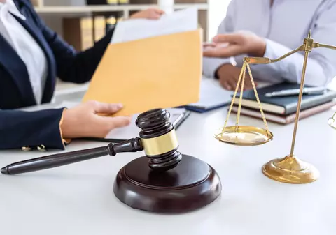 Cum ajungi avocat. De la examene, pași de urmat și sfaturi utile