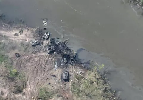 Un întreg batalion rusesc, pulverizat când traversa râul Doneț, în estul Ucrainei. Dar imaginile nu spun tot adevărul