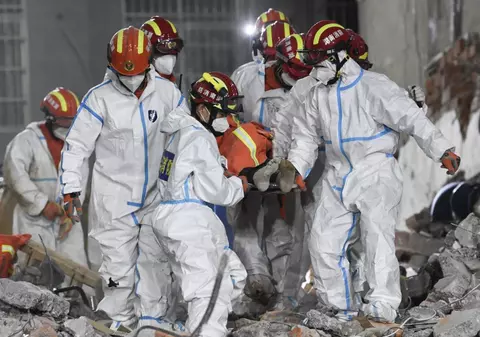 Femeie salvată după ce a stat 6 zile sub dărâmăturile unui bloc din China. Zeci de persoane sunt încă date dispărute