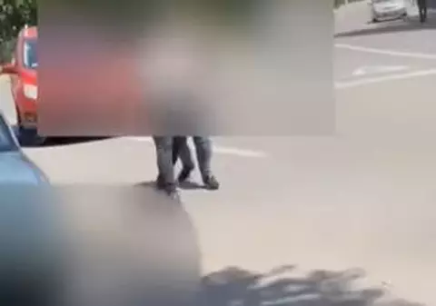 VIDEO | O femeie din Focșani, acuzată că a bătut un elev după ce i-a trecut prin fața mașinii. Polițiștii au deschis dosar penal