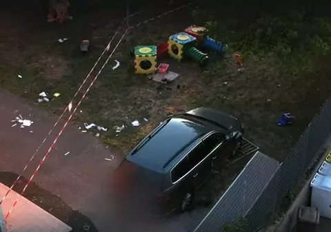 Fetița de 4 ani a unor români, lovită violent de mașina mamei unor colegi, chiar în curtea grădiniței, în Italia. Un băiețel a murit