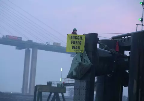 Protestatarii au blocat intrarea într-un port din Marea Britanie a unei nave grecești cu petrol din Rusia