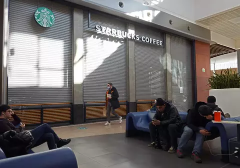 Starbucks pleacă definitiv din Rusia, după 15 ani. Ce se întâmplă cu cei 2.000 de angajaţi ai firmei
