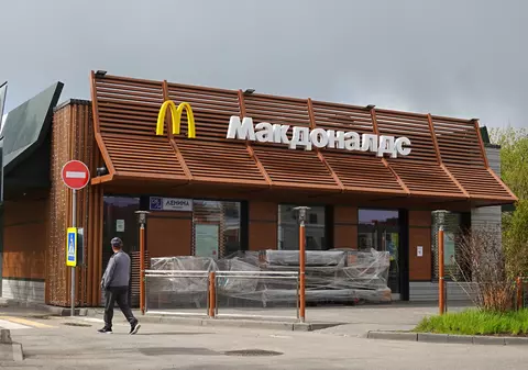 Cine e omul de afaceri căruia McDonald's i-a vândut cele 850 de restaurante din Rusia