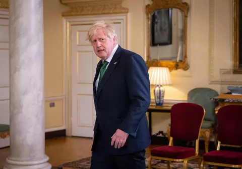 Presa britanică publică imagini cu premierul Boris Johnson la una dintre petrecerile organizate în lockdown la reședința sa