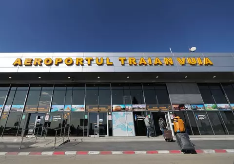 Un bărbat înarmat a fost reținut în fața Aeroportului Timișoara. Gestul făcut când un polițist s-a apropiat de el