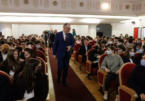 Analfabetismul funcțional. În loc de soluții, ministrul Educației vrea să ne măsurăm performant prostia