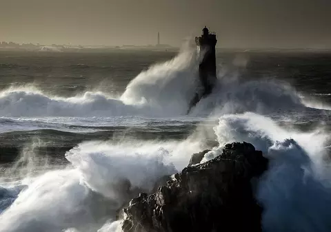 Părinții și unul dintre fiii lor au murit, după ce au fost loviți de un val uriaș, în Franța. Alți trei copii ai familiei au fost răniți
