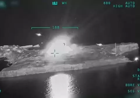 VIDEO| Momentul când două avioane ucrainene Su-27 bombardează forțele ruse de pe Insula Șerpilor