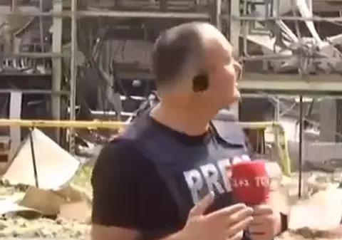 VIDEO | Un jurnalist ucrainean, întrerupt de o rachetă care a picat lângă el când relata despre situația din Donbas