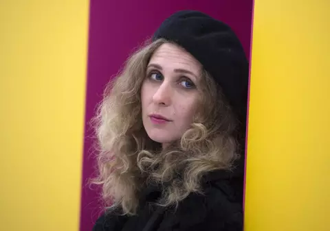 „Pare un roman cu spioni”. Supravegheată de poliție, o membră a trupei Pussy Riot a fugit din Rusia. În ce s-a deghizat pentru a trece neobservată