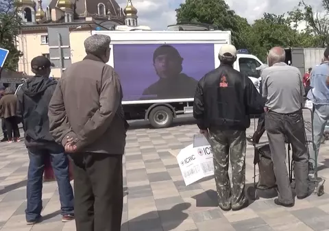 Rusia a trimis în Mariupolul devastat dubițe cu televizoare uriașe, unde rulează propaganda anti-ucraineană