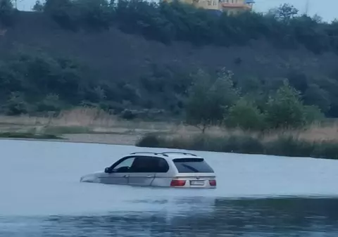 VIDEO | Un șofer cu BMW a rămas blocat în râul Bistrița, după ce a încercat să-l traverseze