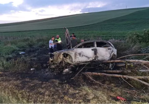 Momentul în care o mașină se izbește de copac și ia foc, surprins de o cameră de bord. Un tânăr de 18 ani a murit carbonizat
