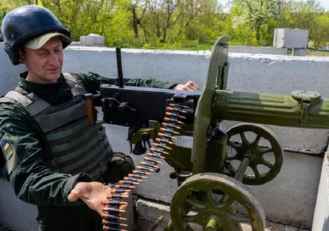 VIDEO| Rușii râd de ucraineni că se luptă cu o mitralieră model 1910 pe care o răcesc cu apă