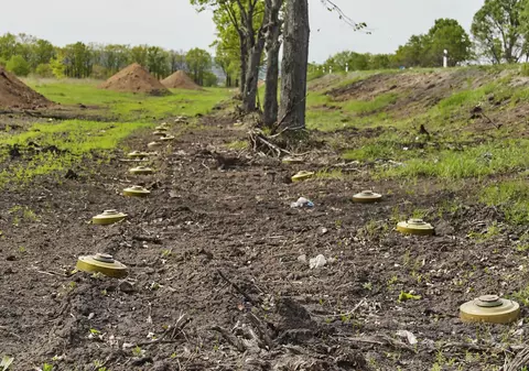 Pentru a se întoarce acasă, civilii ucraineni învață o nouă abilitate: detectarea minelor plantate de ruși